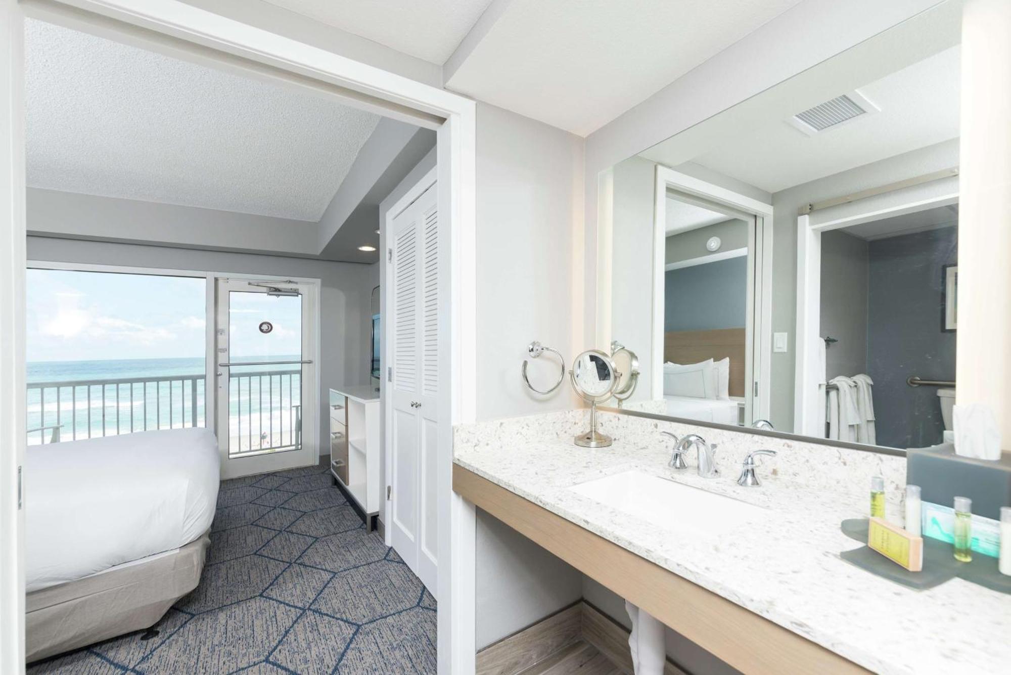 Queen Suite Disability Access Oceanfront View,1551972901:JPEG
